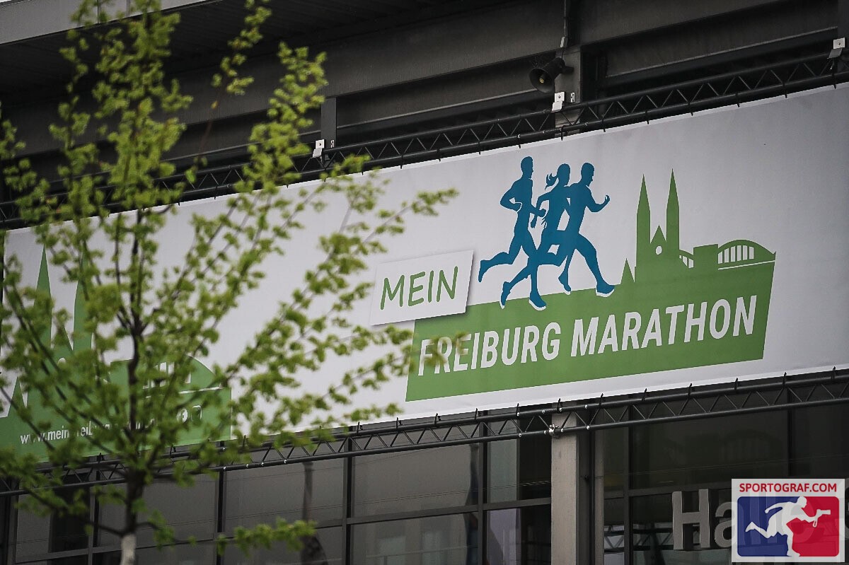 Banner mit Aufschrift Mein Freiburg Marathon über dem Eingang der Messehalle.